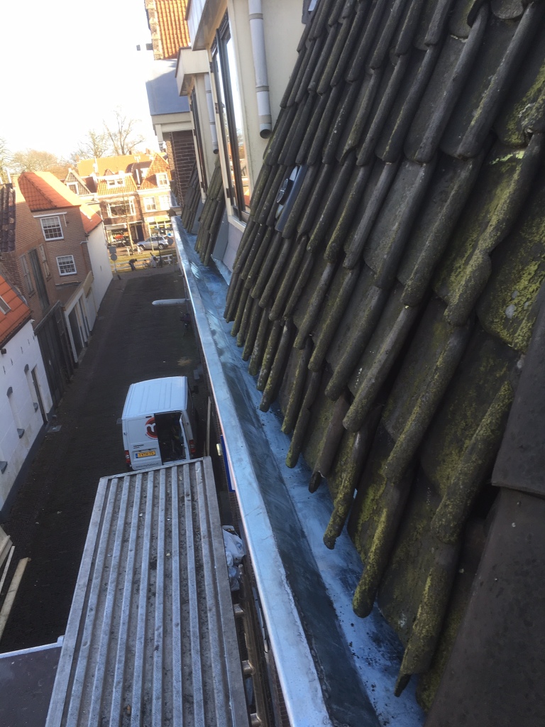 Zinken goot vervangen appartementen complex Leliestraat Hoorn