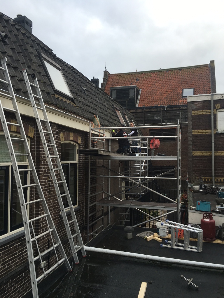 Zinken goot vervangen appartementen complex Leliestraat Hoorn