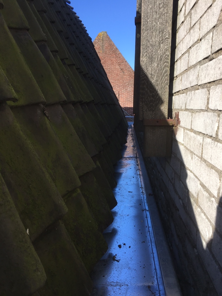 Zinken goot vervangen appartementen complex Leliestraat Hoorn