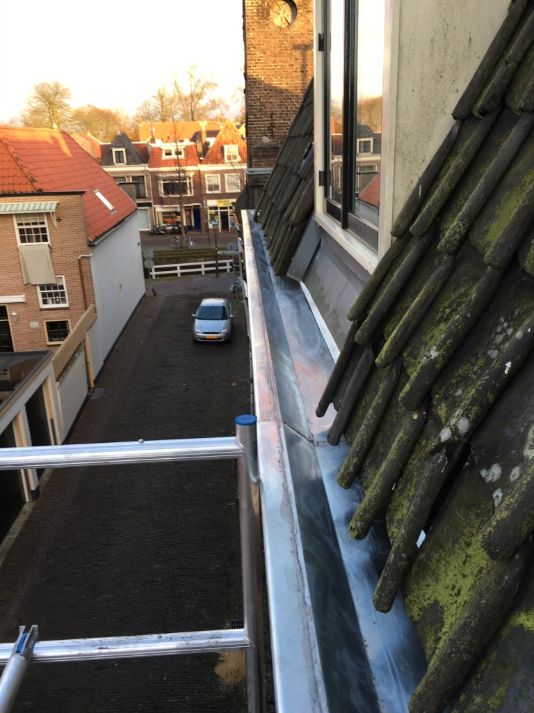 Zinken goot vervangen appartementen complex Leliestraat Hoorn